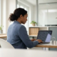Frau prüft verschlüsselte Finanzdaten auf Laptop in modernem deutschem Steuerbüro mit ruhiger, vertrauenswürdiger Atmosphäre.